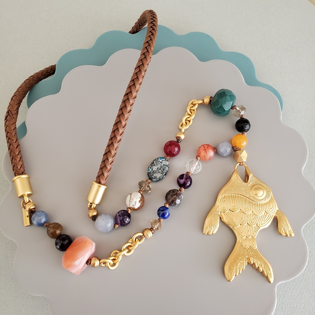 Collar de piedras con pez