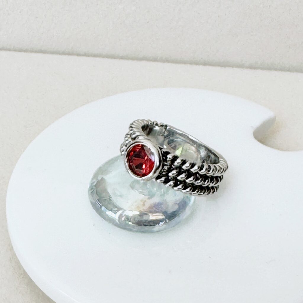 Anillo triple torcido con círculo cristal engarce dorado