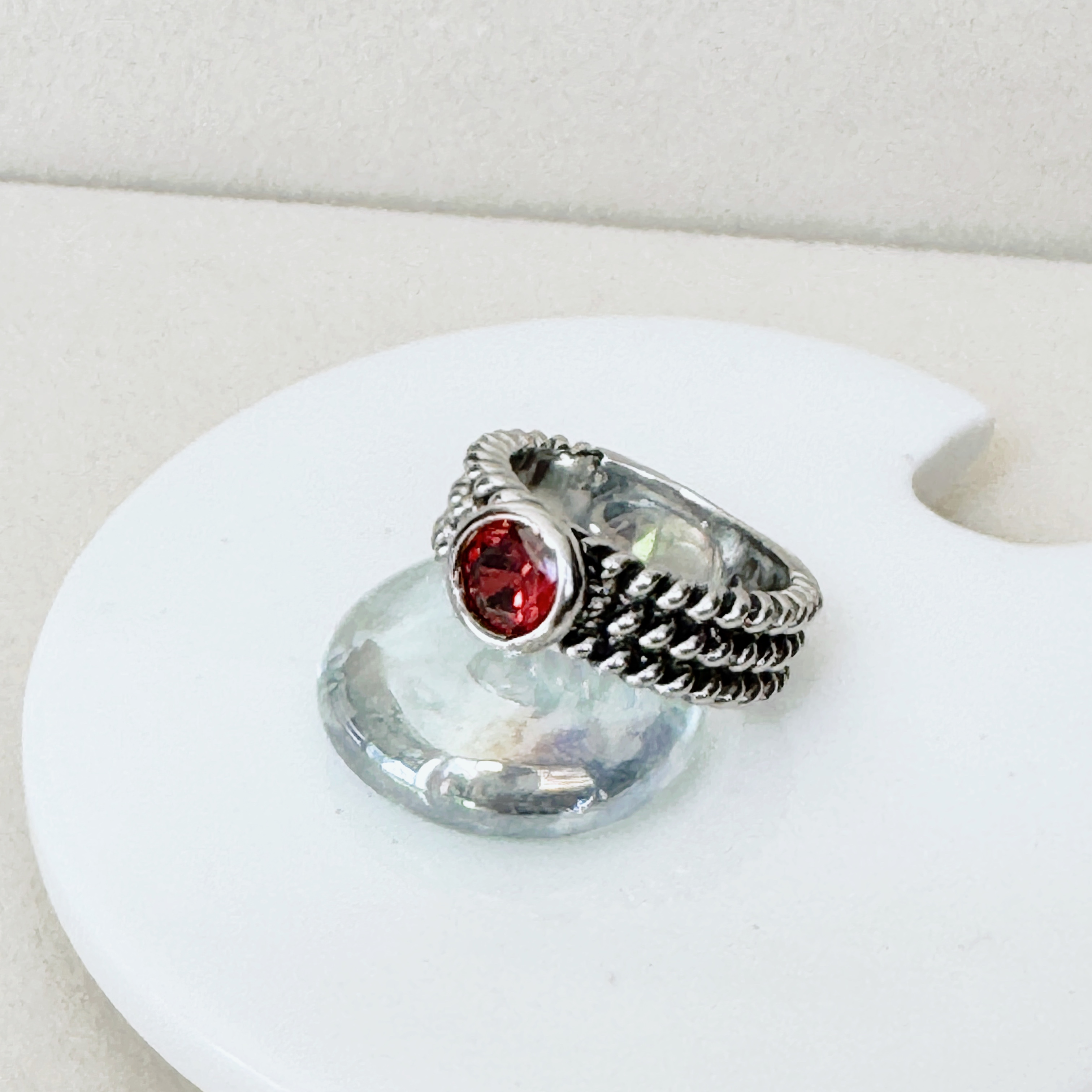 Anillo triple torcido con círculo cristal engarce dorado