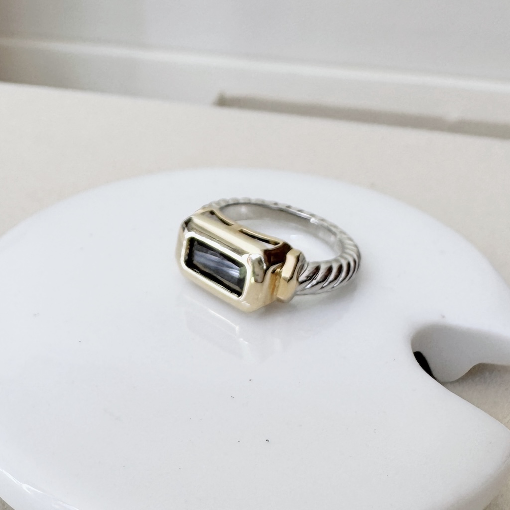 Anillo con cristal rectangular en engarce dorado T8