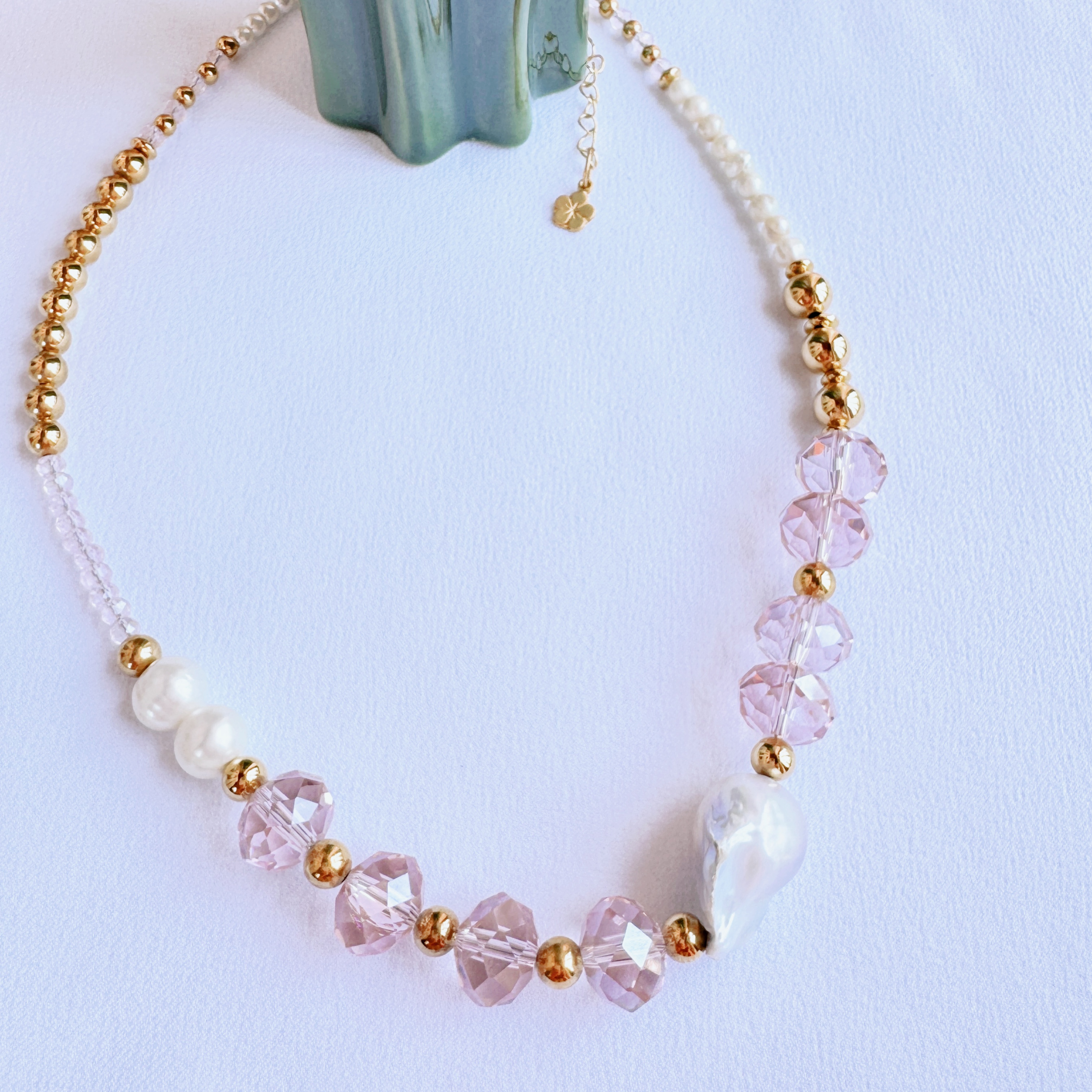 Collar corto cristales rosas facetados, perlas y perlón y esferitas doradas