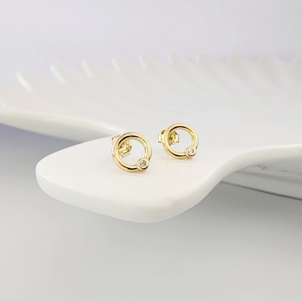 Arete dorado círculo con circonia