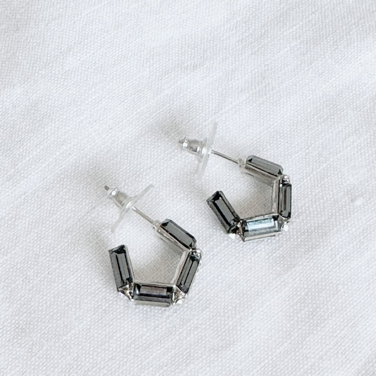 Arete plateado con cristales humo