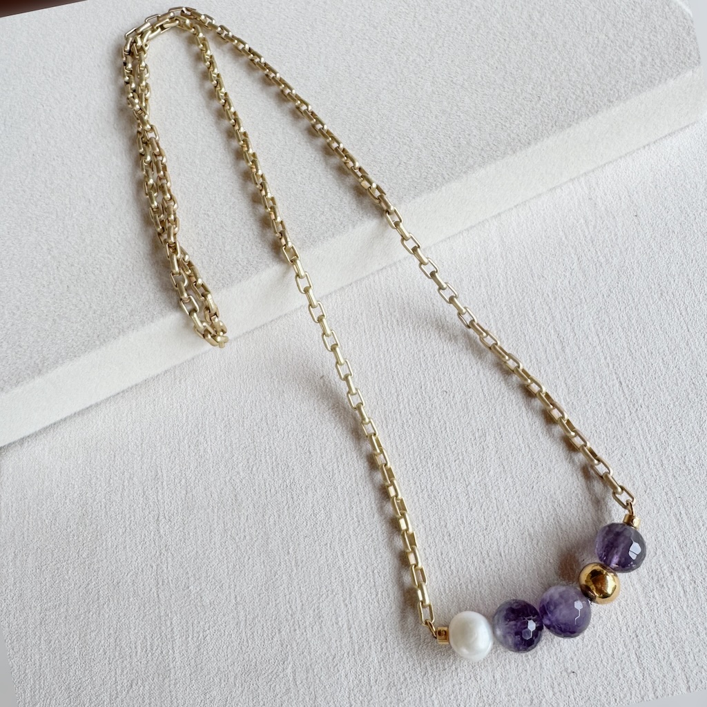 Collar con amatistas y perla