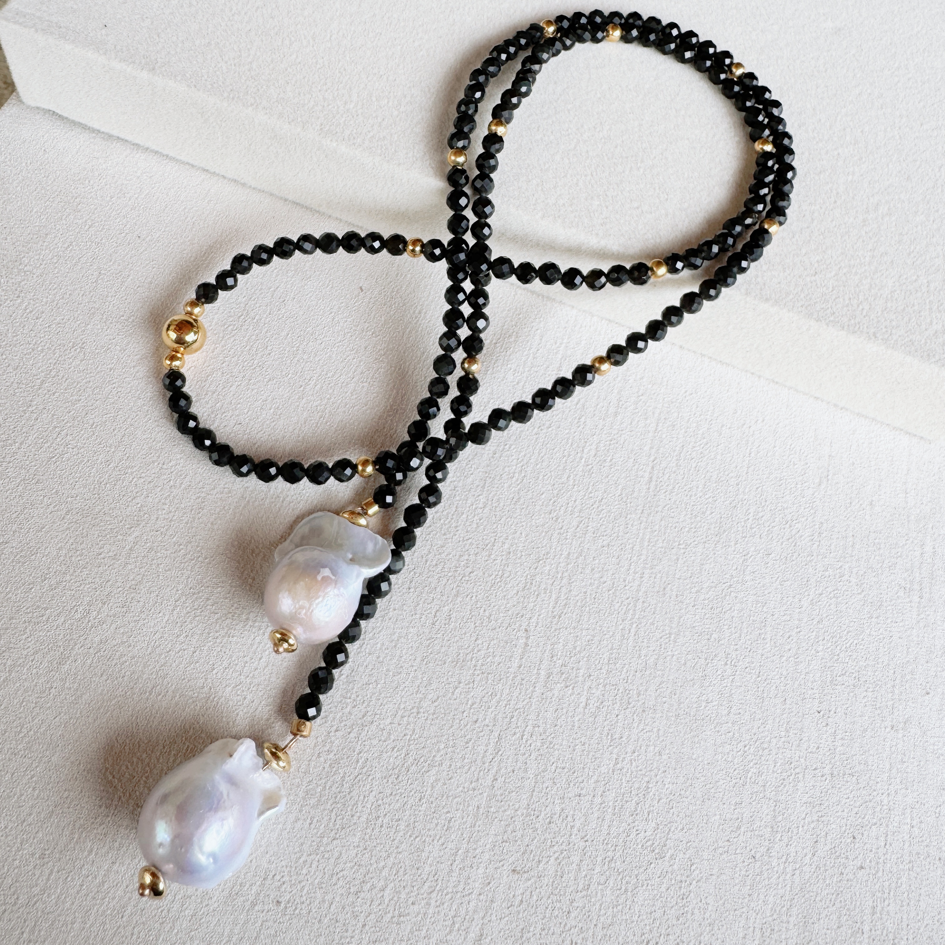 Corbatero obsidiana con perlones barrocos