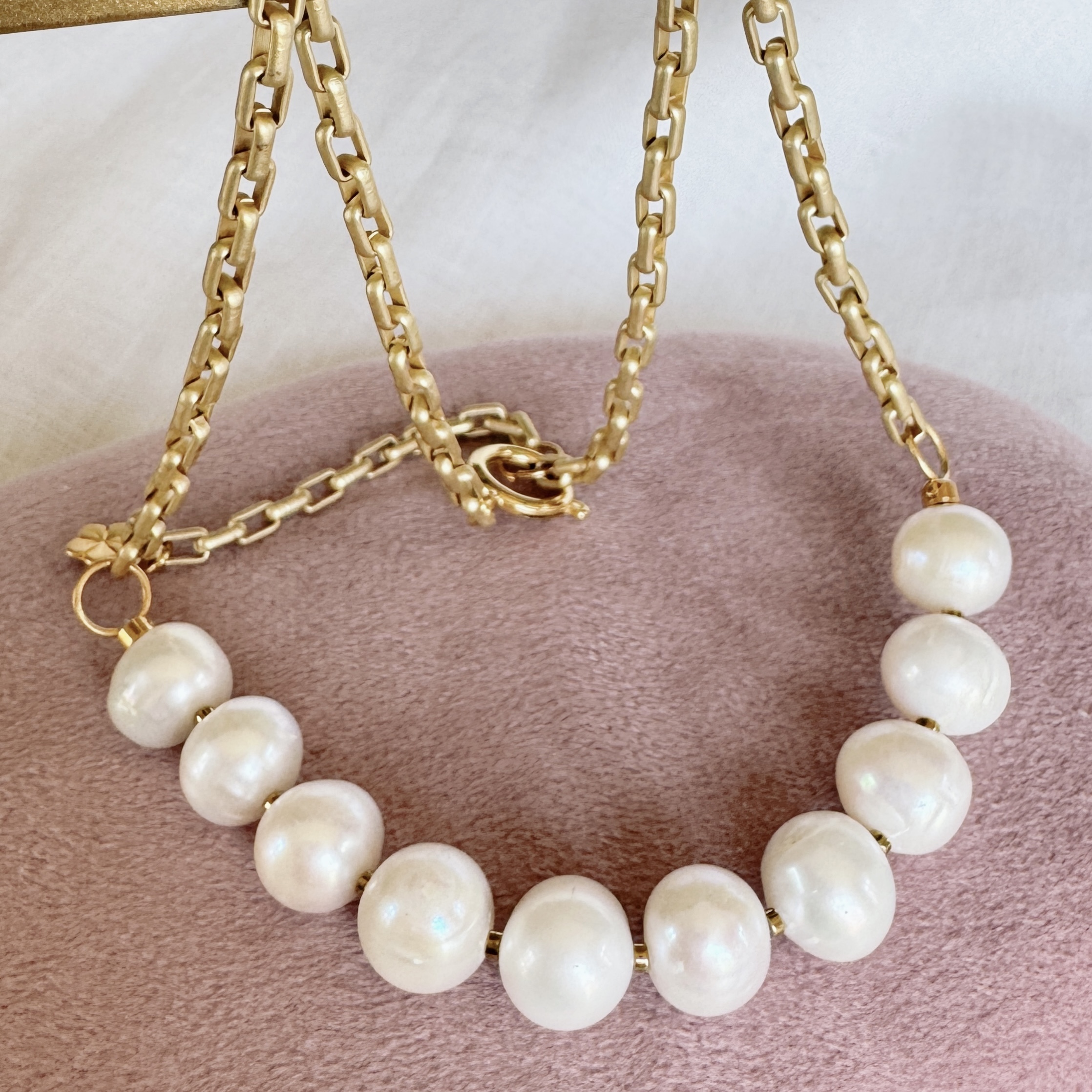 Collar dorado con perlas