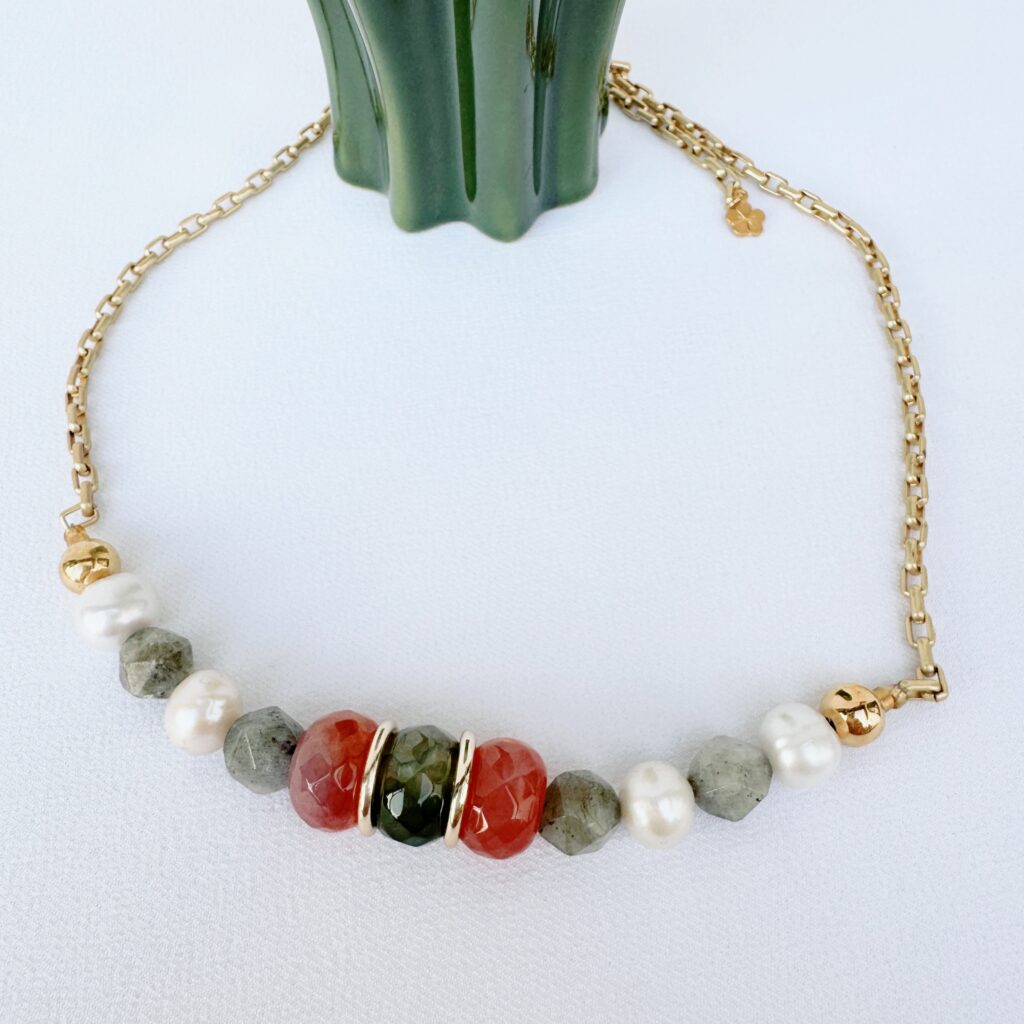 Collar dorado con perlas, ágatas y labradorita