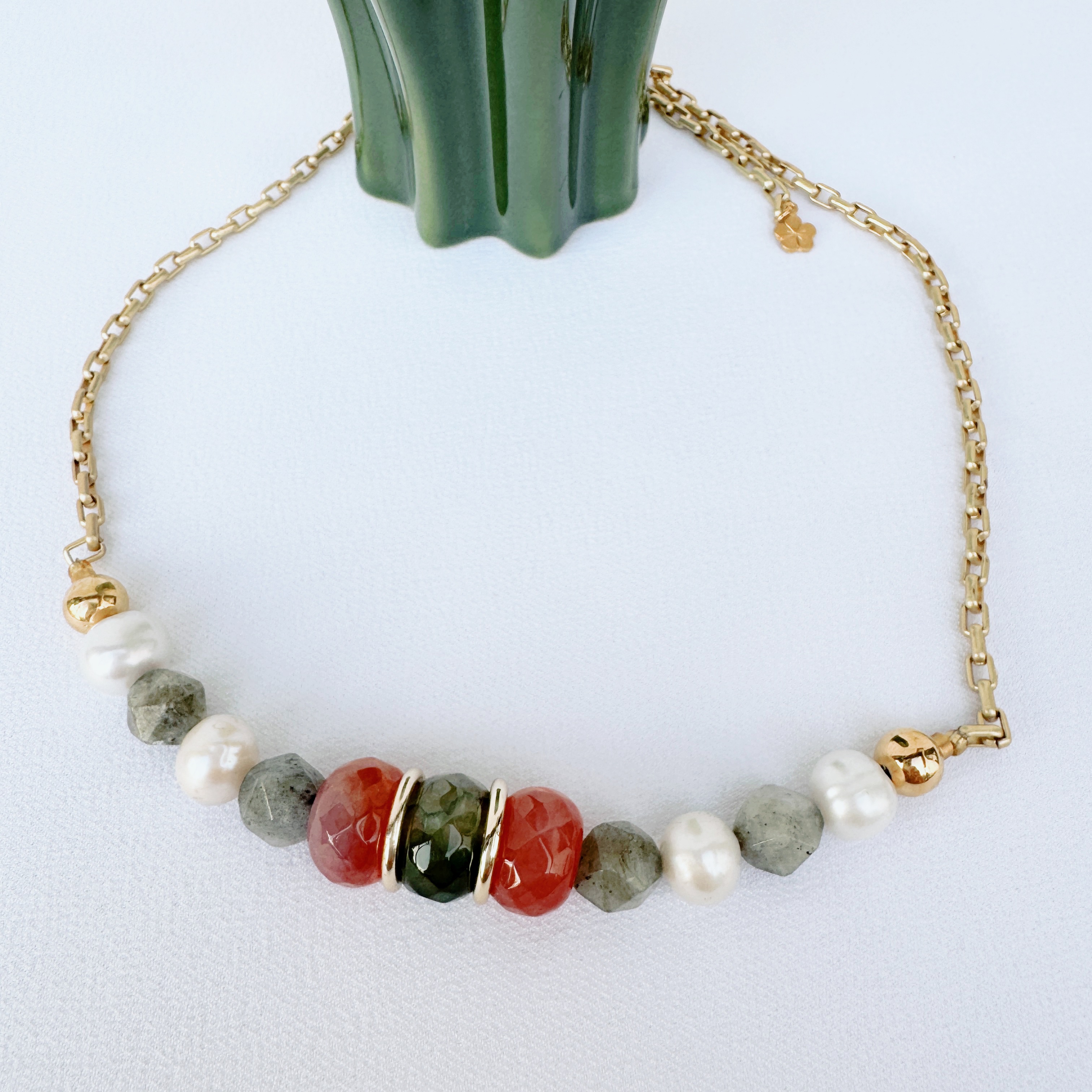Collar dorado con perlas, ágatas y labradorita