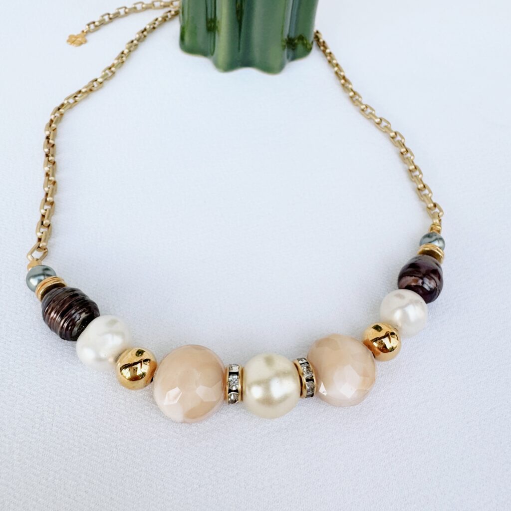 Collar dorado con perlas y cristal