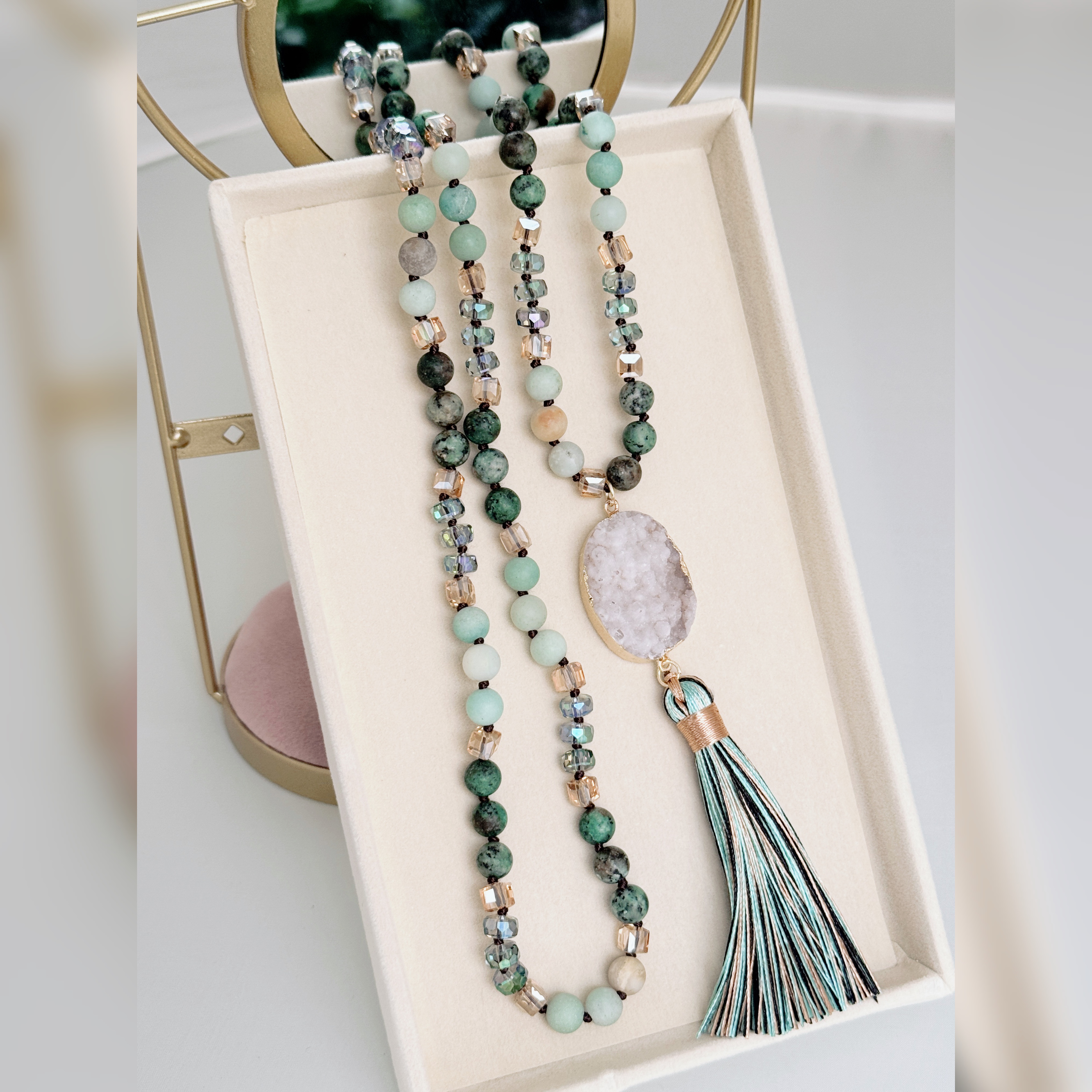 Collar piedras verdes, drusita de cuarzo blanca y borla de colores