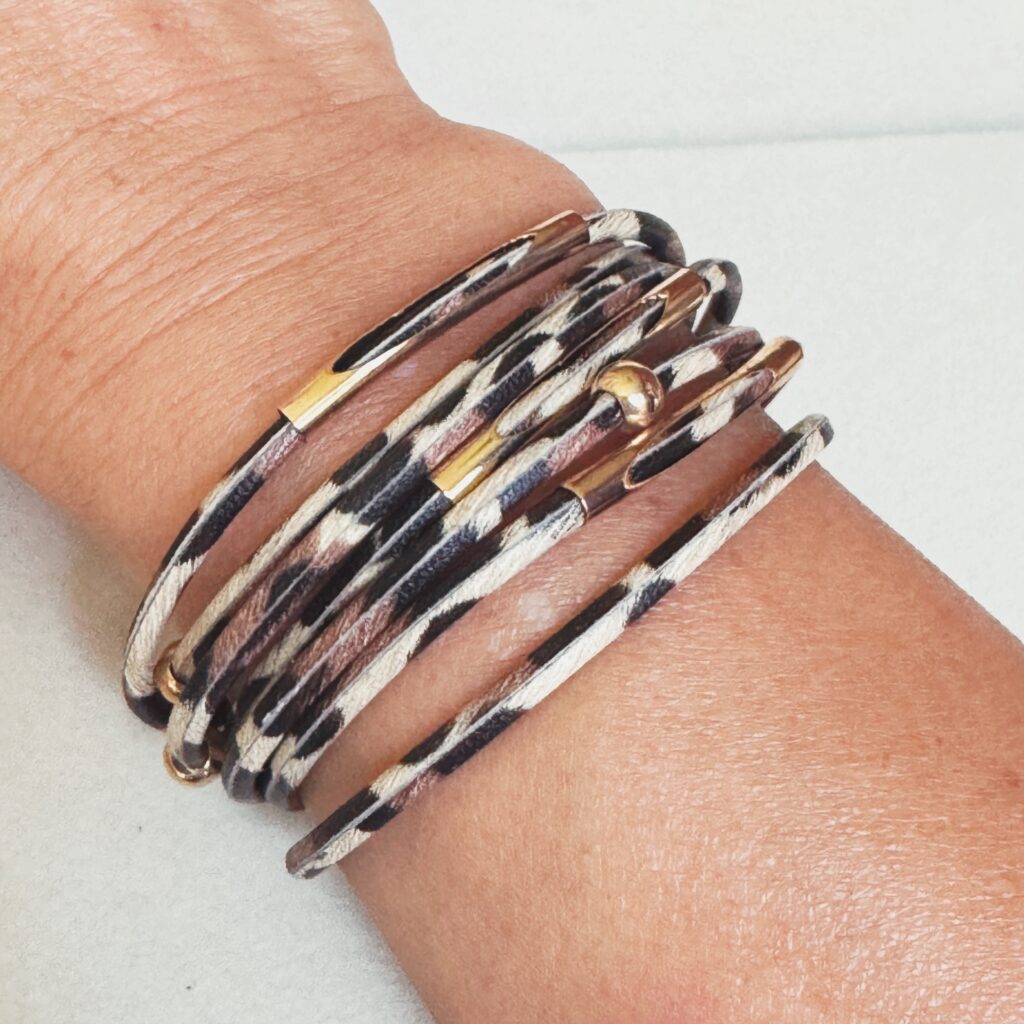 Pulsera dorada animal print - Image 2