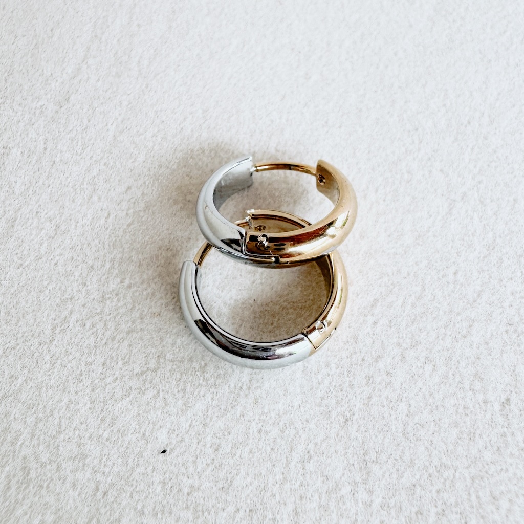Arete tipo huggie dorado/plateado