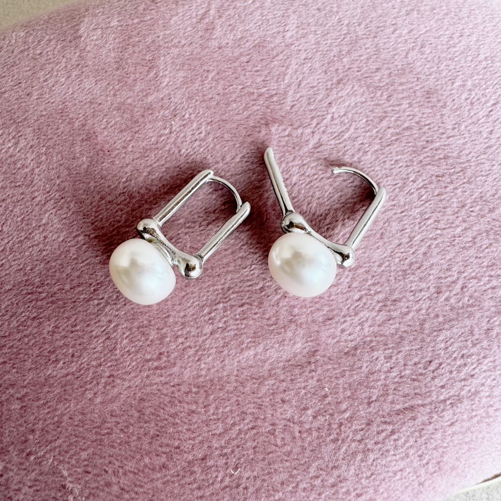 Arete huggie de plata con perlas
