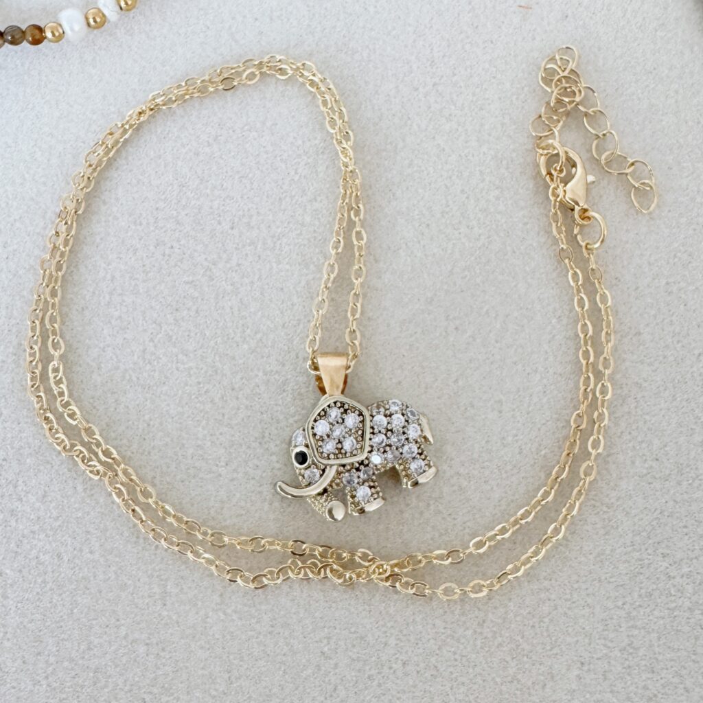 Collar con dije de elefante