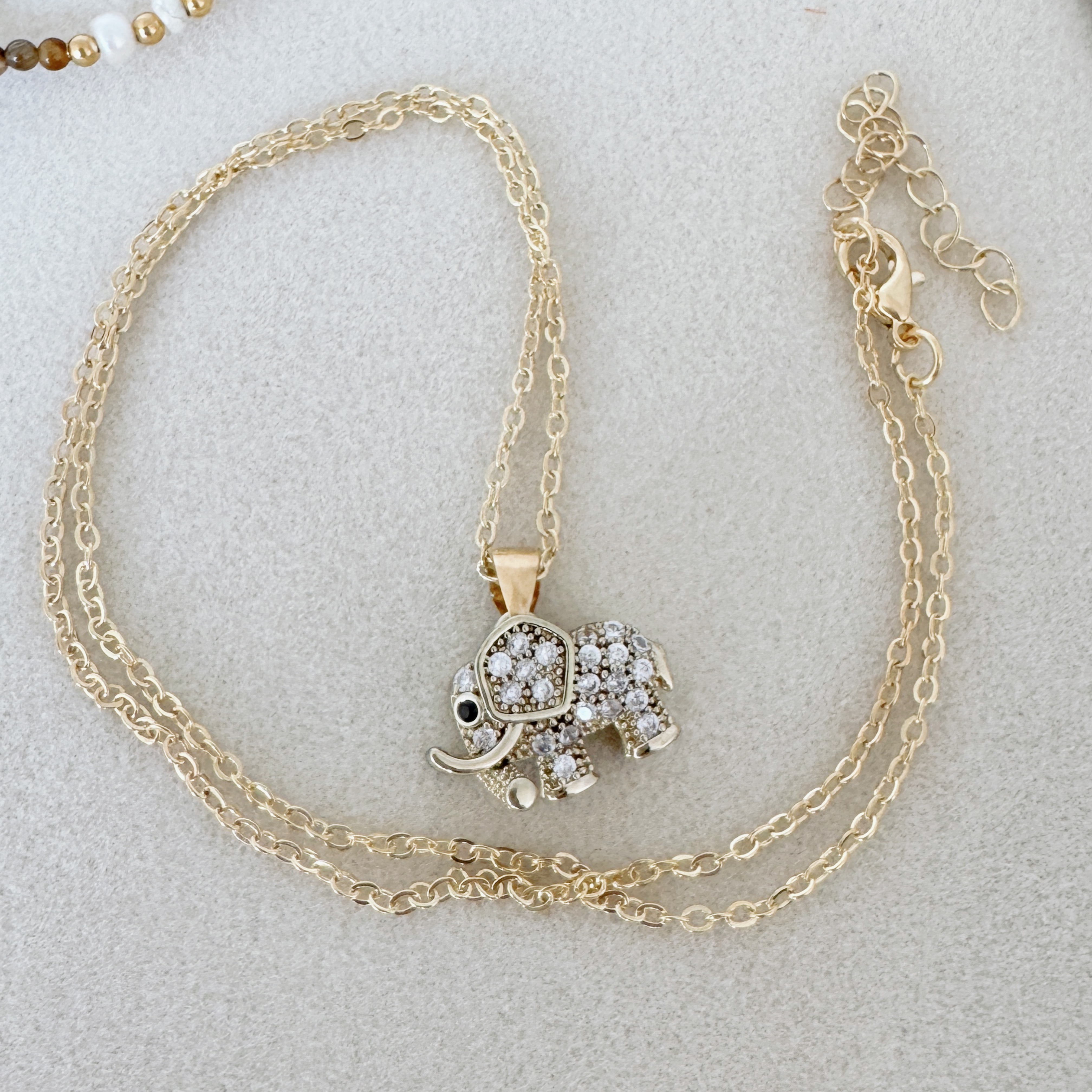 Collar con dije de elefante