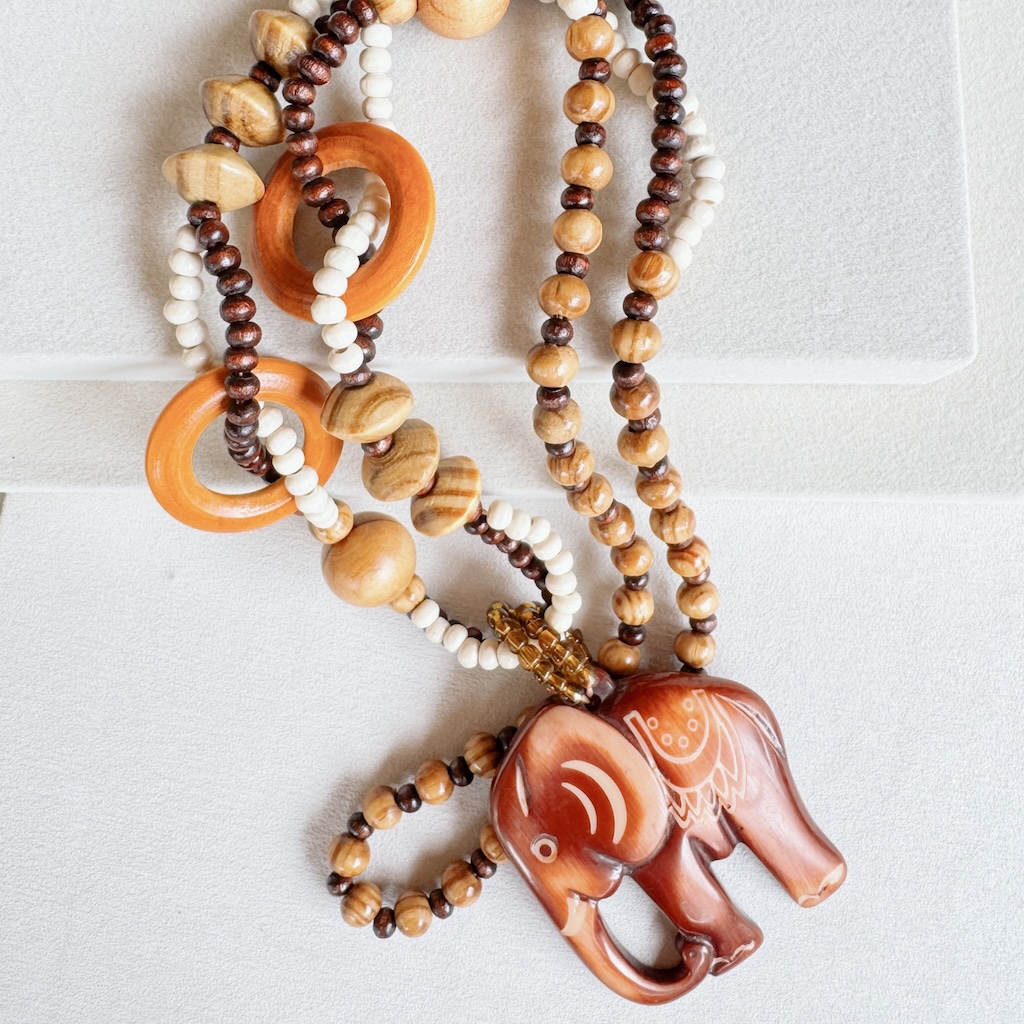 Collar largo elefante de resina
