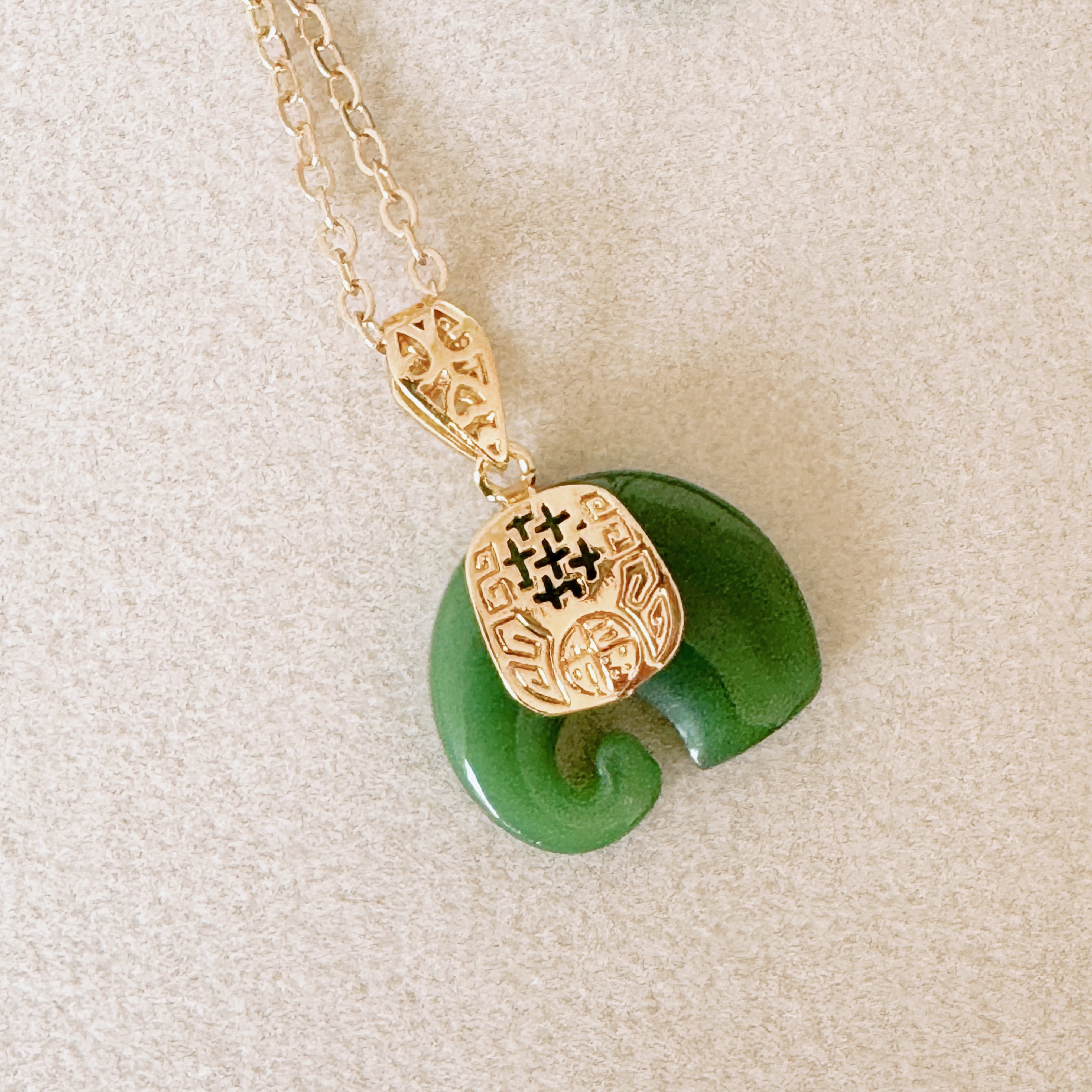 Collar dorado con  elefante cuarzo verde