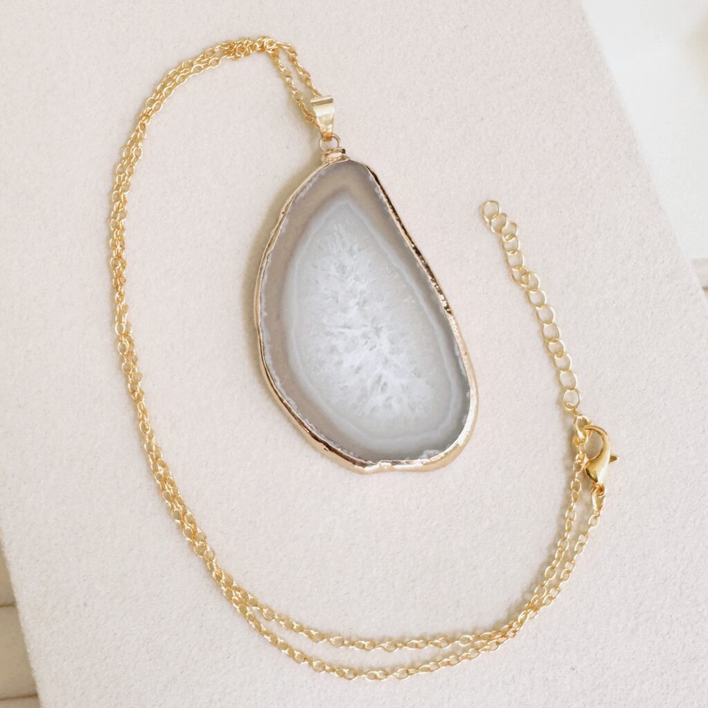 Collar corto dorado con piedra geoda