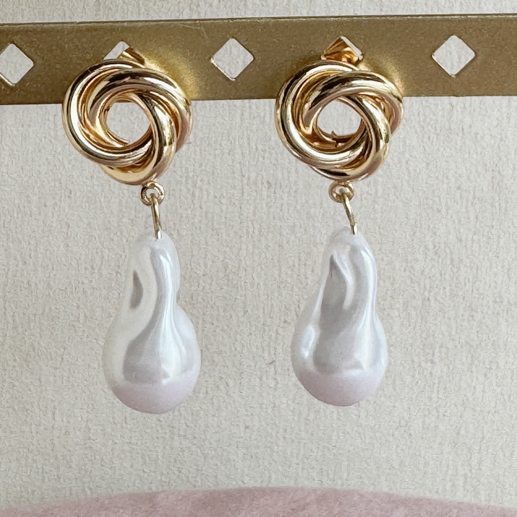 Aretes con nudo dorado con perlón barroco