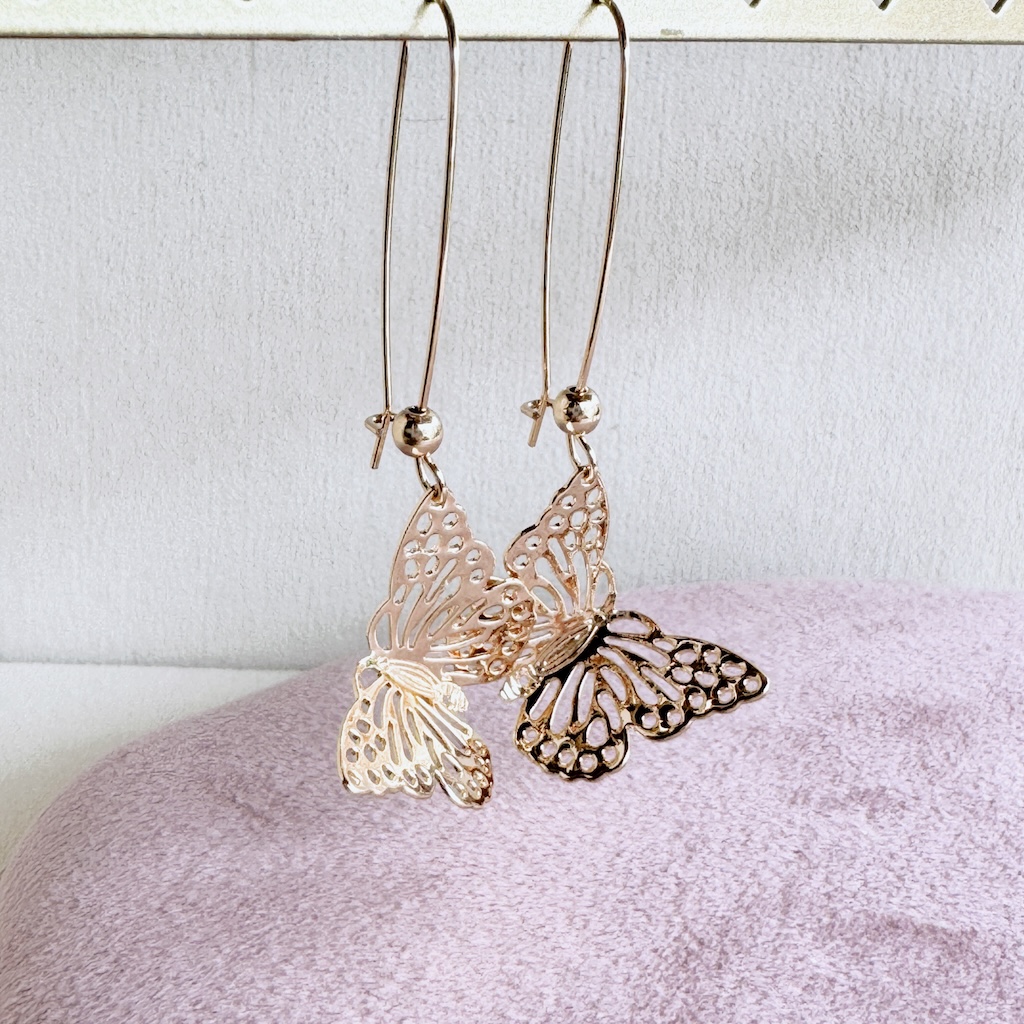Arete mariposa dorada calada