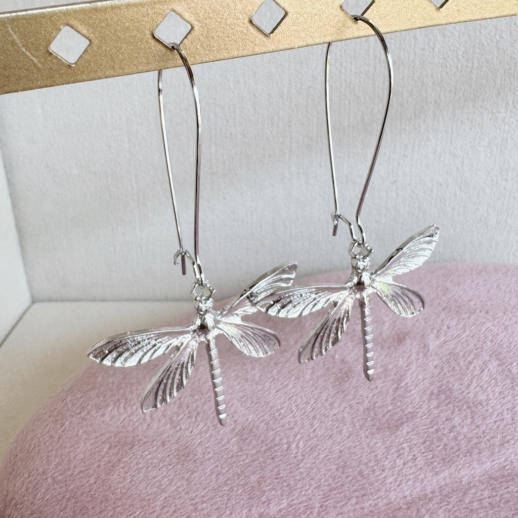 Aretes de libélula plateada gancho amplio