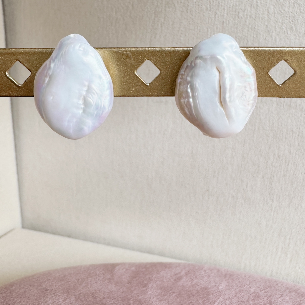 Aretes perla barroca plana