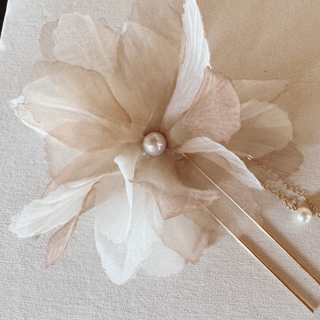 Flor de organza café matizada para la cabeza