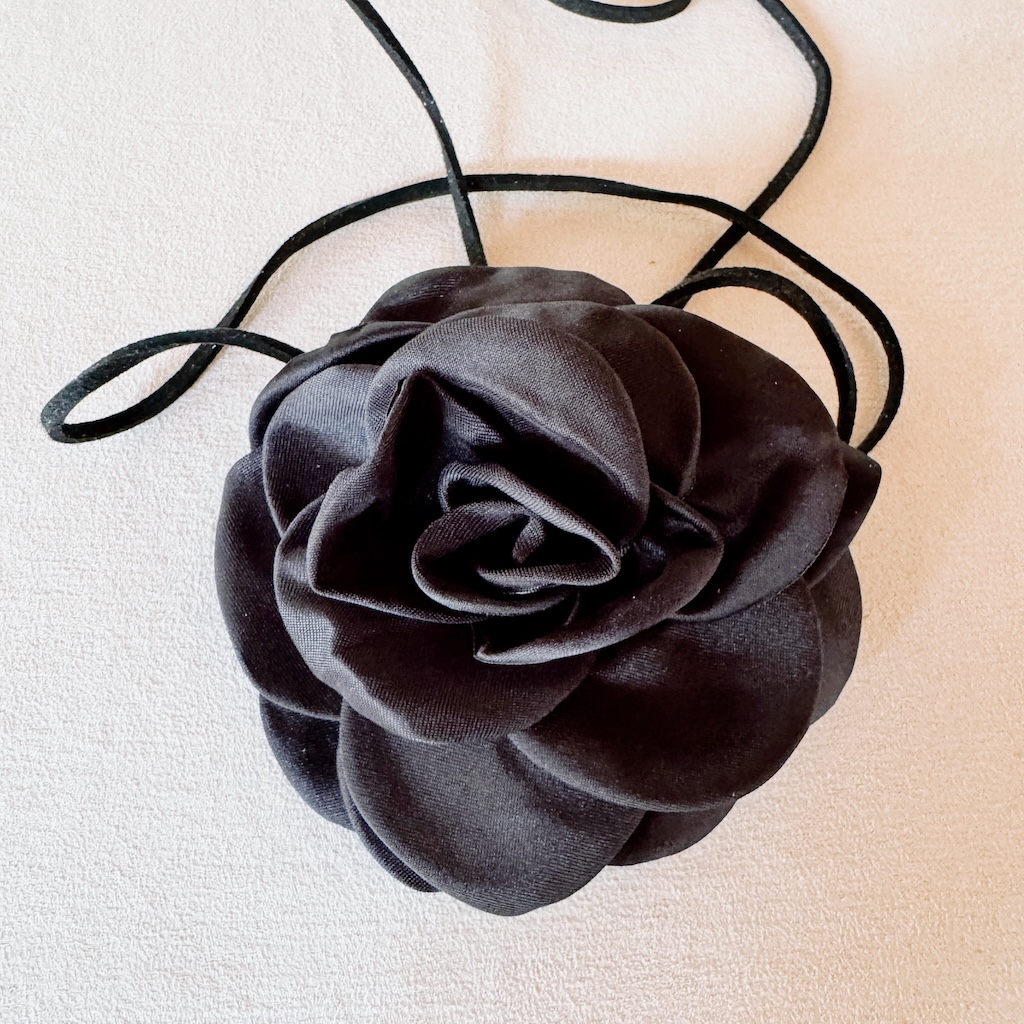 Flor de seda negra