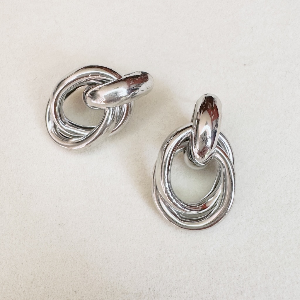 Arete con broquel con eslabones