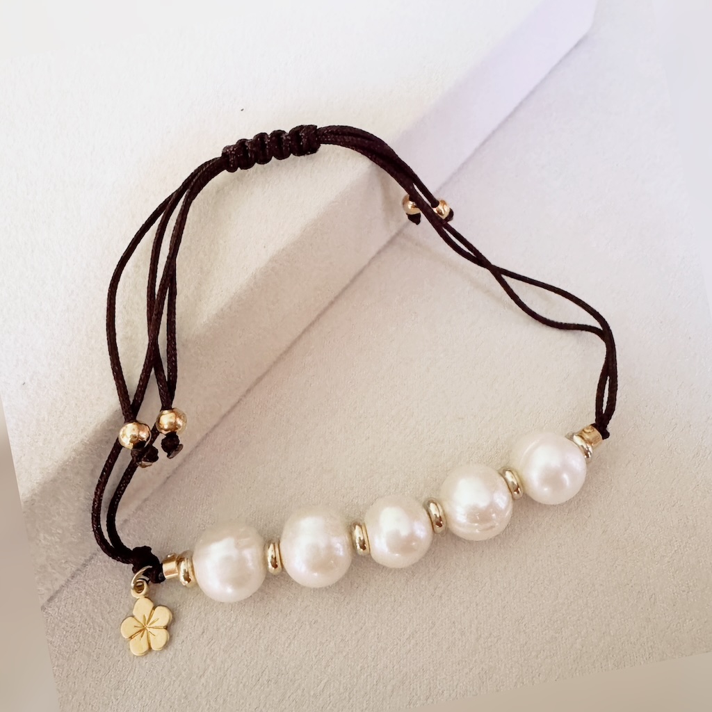 Pulseras de hilo café de perlas con 5 perlas