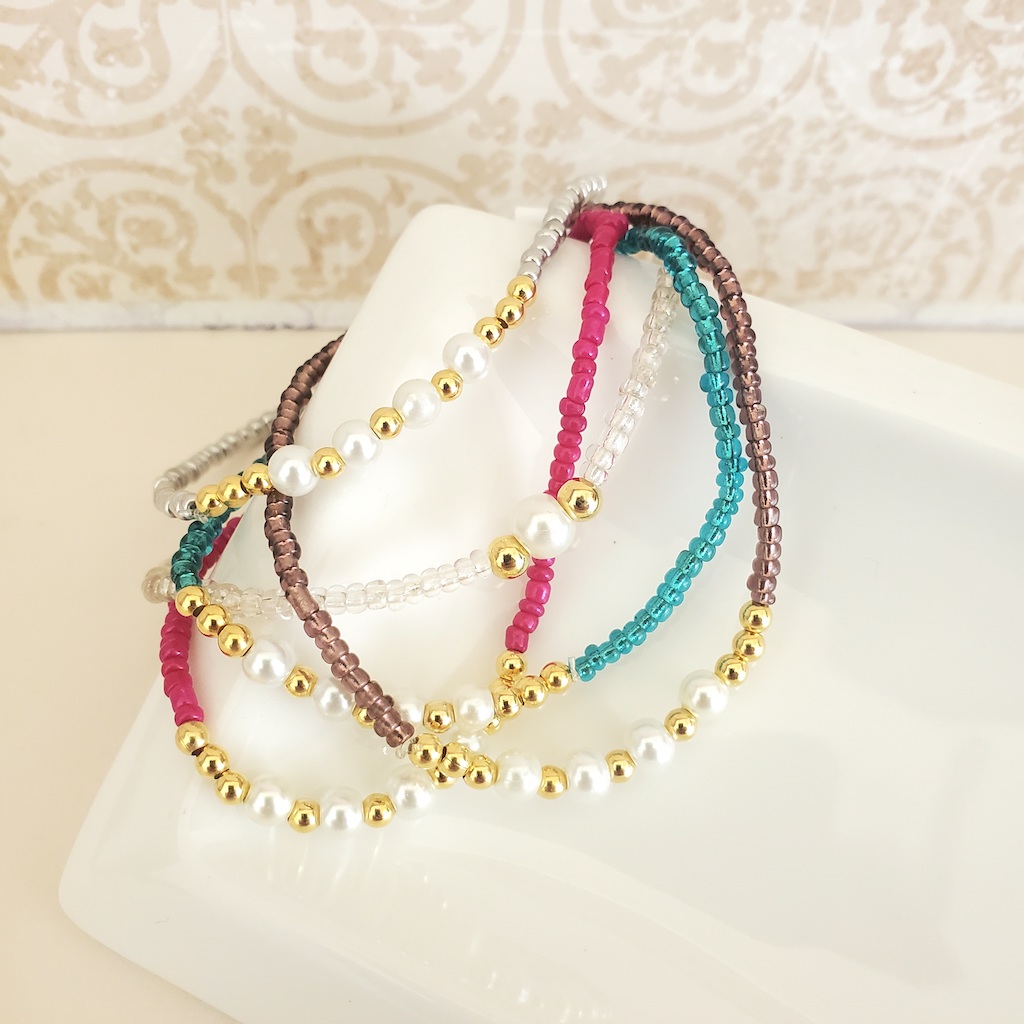 Pulseras chaquira y perlas