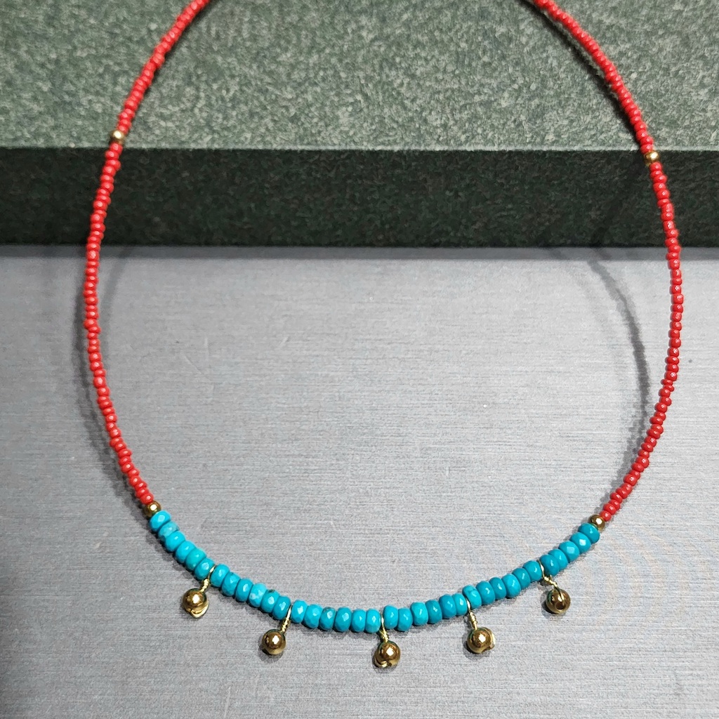 Collar rojo y turquesa