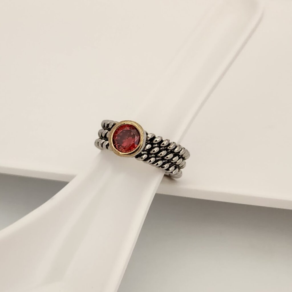 Anillo triple torcido con círculo cristal engarce dorado - Image 2