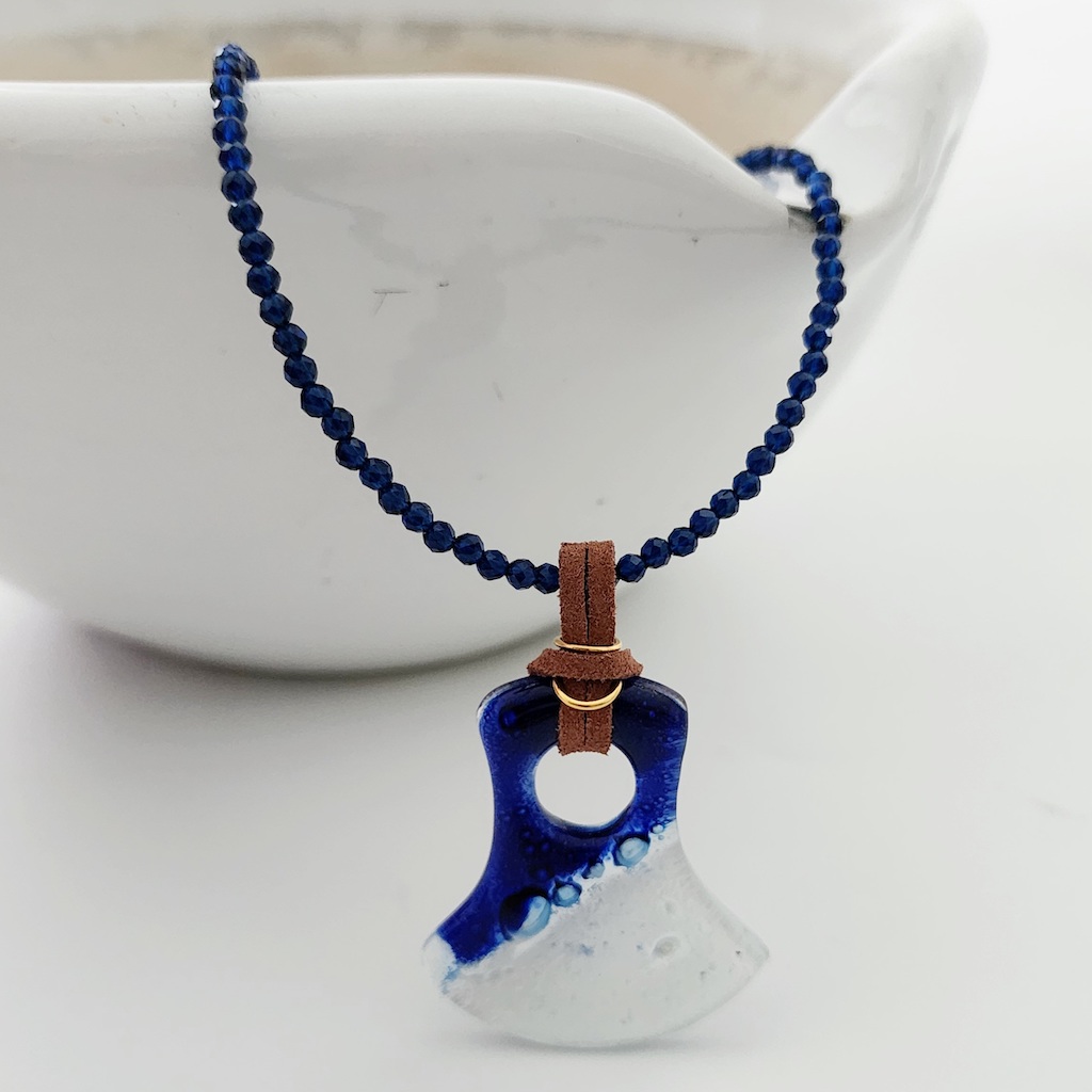 Collar campana cristal murano azul y blanco con nudo en piel