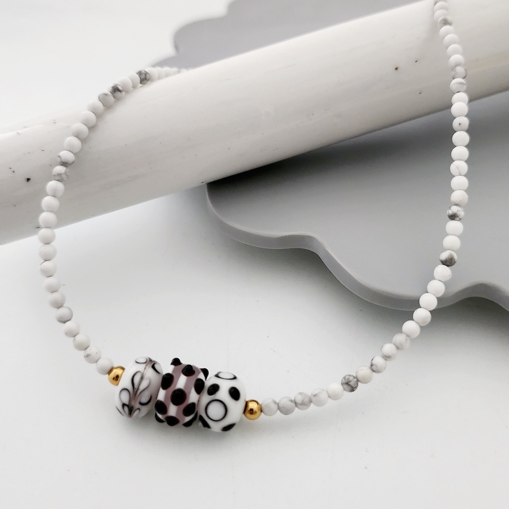 Collar haulitas blancas y tres cristales murano
