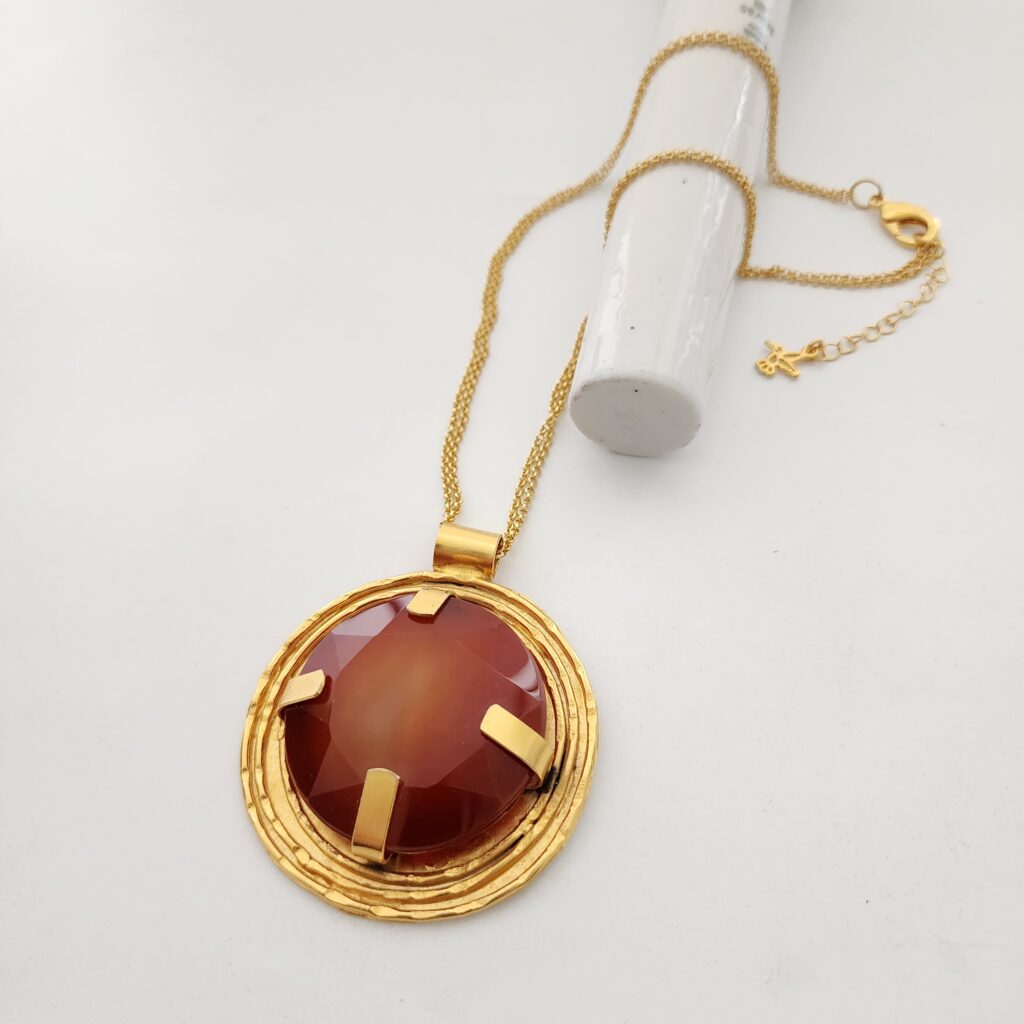 Collar cadena dorada con medallón de cuarzo