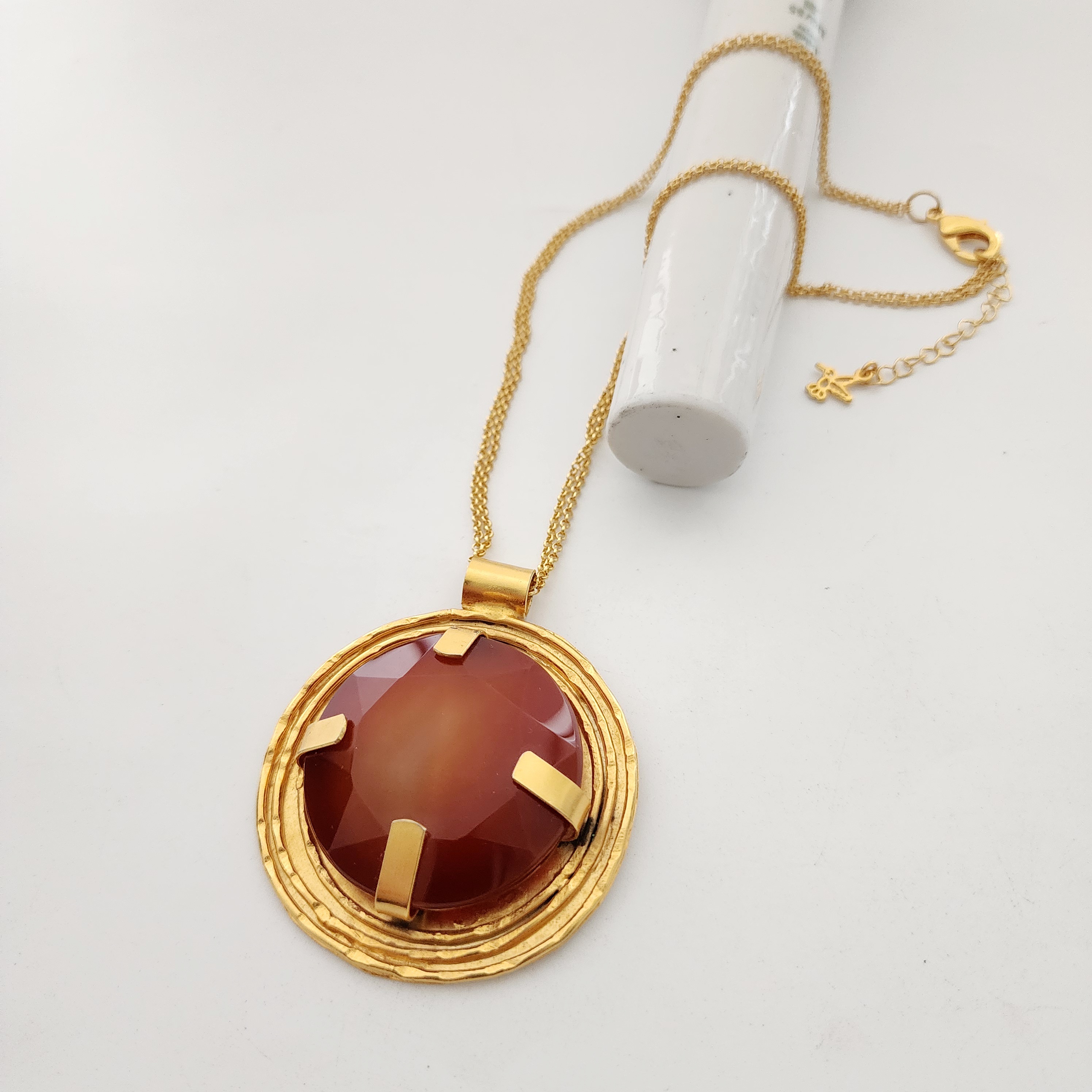 Collar cadena dorada con medallón de cuarzo