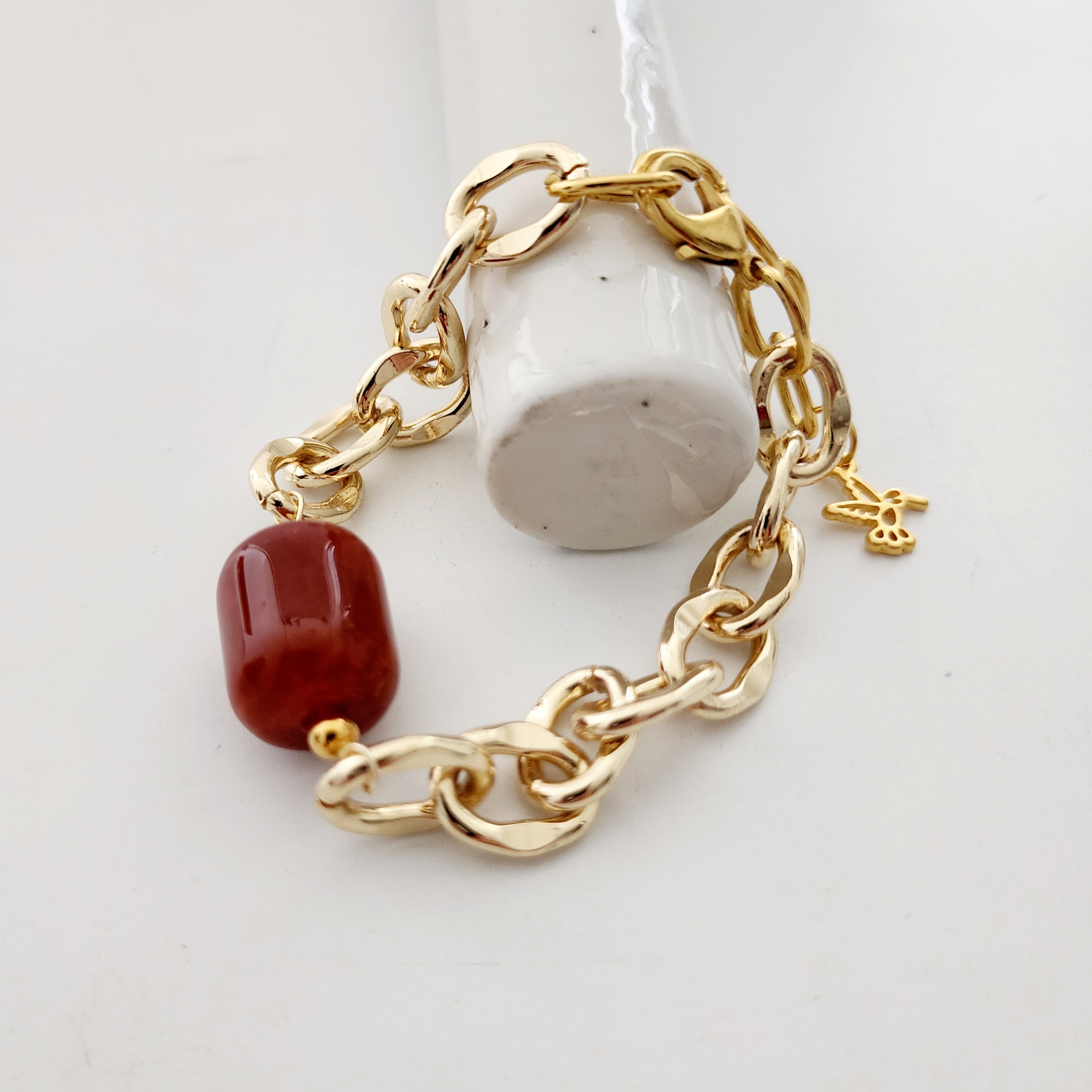 Pulsera cadena dorada cilindro piedra ocre