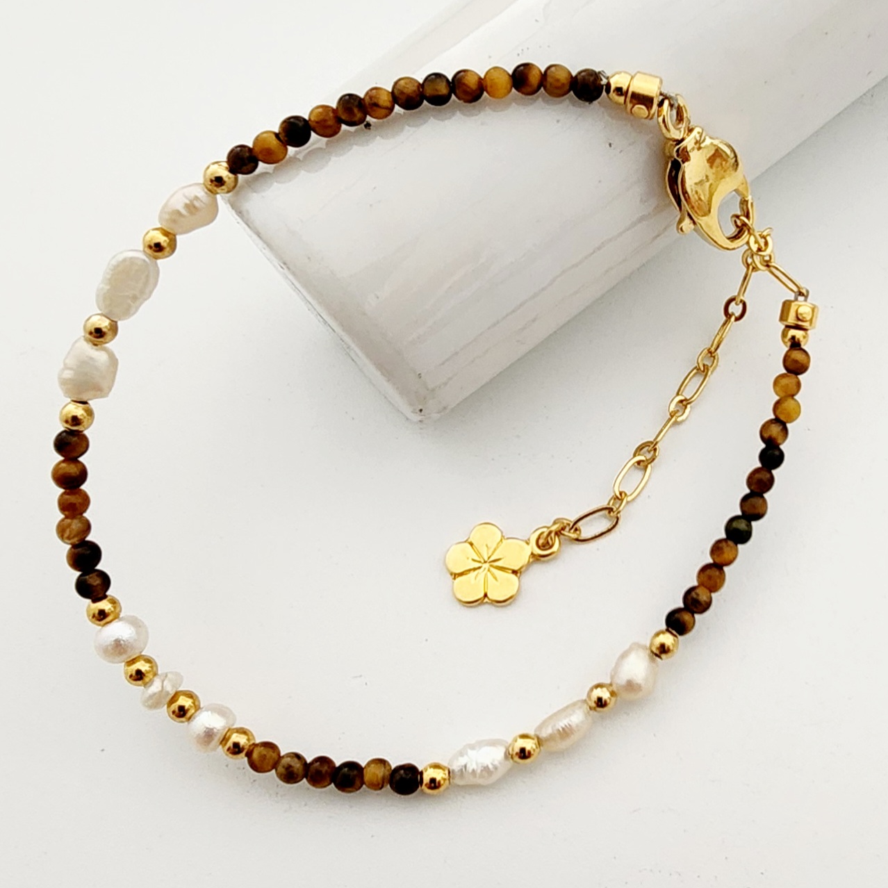 Pulsera ojo de tigre con perlitas y esferas doradas