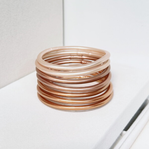 ✨ Pulseras de gel cobre ✨¡Perfectas para este verano! ☀️
 
Ligeras, resistentes al agua 💦 y tan cómodas que puedes dormir con ellas. Combínalas entre sí o lleva varias del mismo color — ¡tú decides el mood!

Disponible en: 
🌸 Cobre-rosa 
🌞 Cobre-amarillo 
🌰 Cobre-marrón

Cómpralas en: https://malakitajoyeria.com/shop/pulseras-de-gel-cobre-rosa/

AccesoriosDeVerano PulserasDeGel EstiloSinEsfuerzo JoyeríaCasual MalakitaJoyas