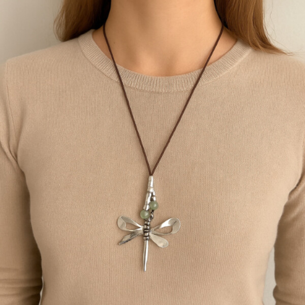 ✨ La libélula nos recuerda que todo cambio trae luz y crecimiento. Acompañada de cuarzo verde, símbolo de sanación y equilibrio, este collar estilo corbatín es mucho más que un accesorio… es un amuleto de transformación. 💫Este collar, estilo corbatín, lo encuentras en nuestra tienda en línea 👉🏼 www.malakitajoyeria.com (link en la biografía).

AccesoriosConSignificado CollaresConHistoria CuarzoVerde Libélula